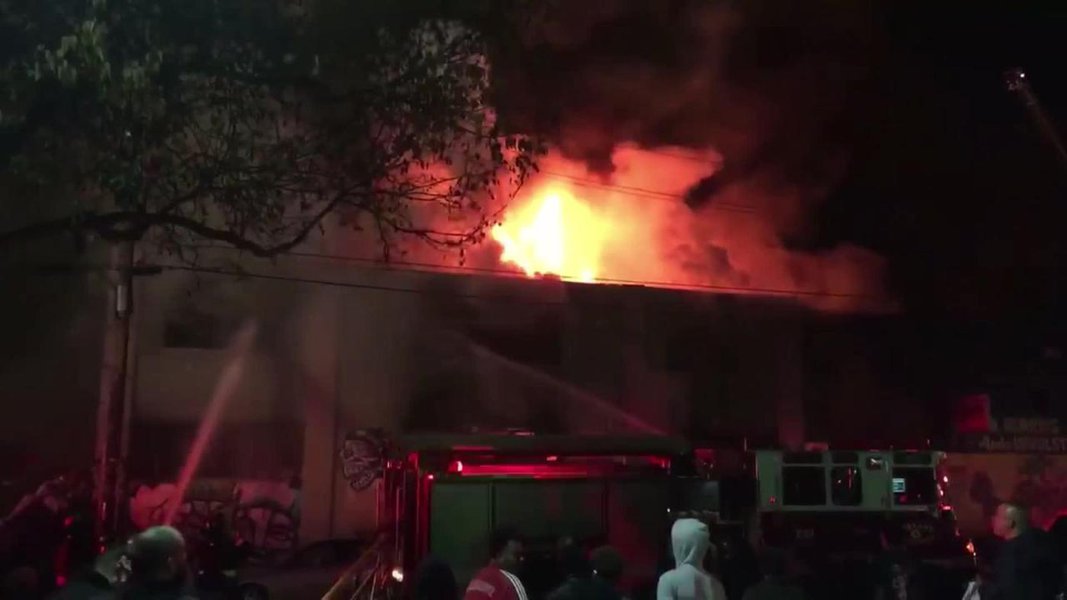 Incêndio em festa em Oakland, Califórnia, deixa 9 mortos e 25 desaperecidos (Foto: Paulo Emílio) Incêndio em festa em Oakland, Califórnia, deixa 9 mortos e 25 desaperecidos