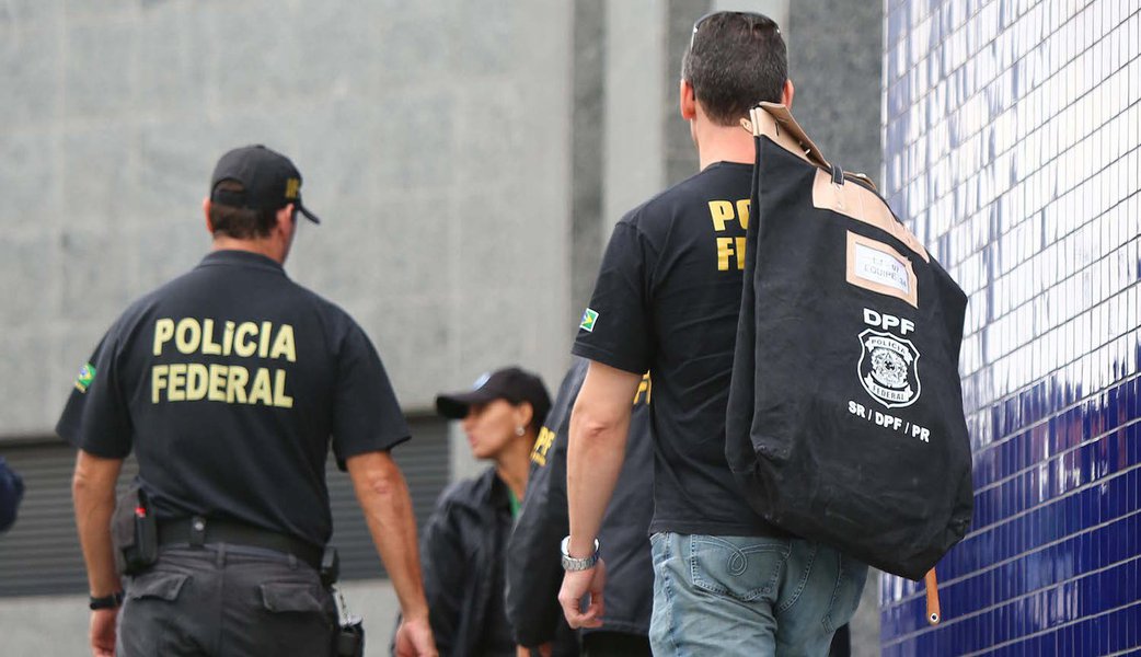 SP - OPERA«√O LAVA JATO - GERAL - MovimentaÁ„o na SuperintendÍncia da PolÌcia Federal no bairro da Lapa, Zona Oeste de S„o Paulo, SP, nesta sexta-feira (14). A PolÌcia Federal (PF) deflagra a sÈtima fase da OperaÁ„o Lava Jato, cumprindo mandados de pris„o (Foto: Miguel do Rosário) www.brasil247.com - SP - OPERA«√O LAVA JATO - GERAL - MovimentaÁ„o na SuperintendÍncia da PolÌcia Federal no bairro da Lapa, Zona Oeste de S„o Paulo, SP, nesta sexta-feira (14). A PolÌcia Federal (PF) deflagra a sÈtima fase da OperaÁ„o Lava Jato, cumprindo mandados de pris„o