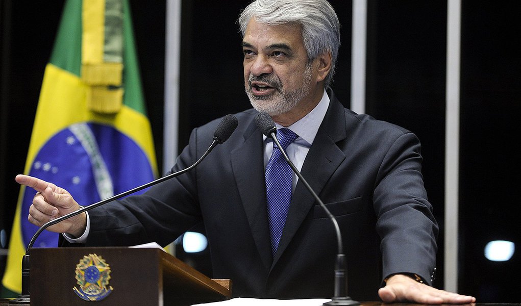 Plenário do Senado Federal durante sessão não deliberativa.
Em discurso, senador Humberto Costa (PT-PE).
Foto: Marcos Oliveira/Agência Senado (Foto: Paulo Emílio) Plenário do Senado Federal durante sessão não deliberativa.
Em discurso, senador Humberto Costa (PT-PE).
Foto: Marcos Oliveira/Agência Senado