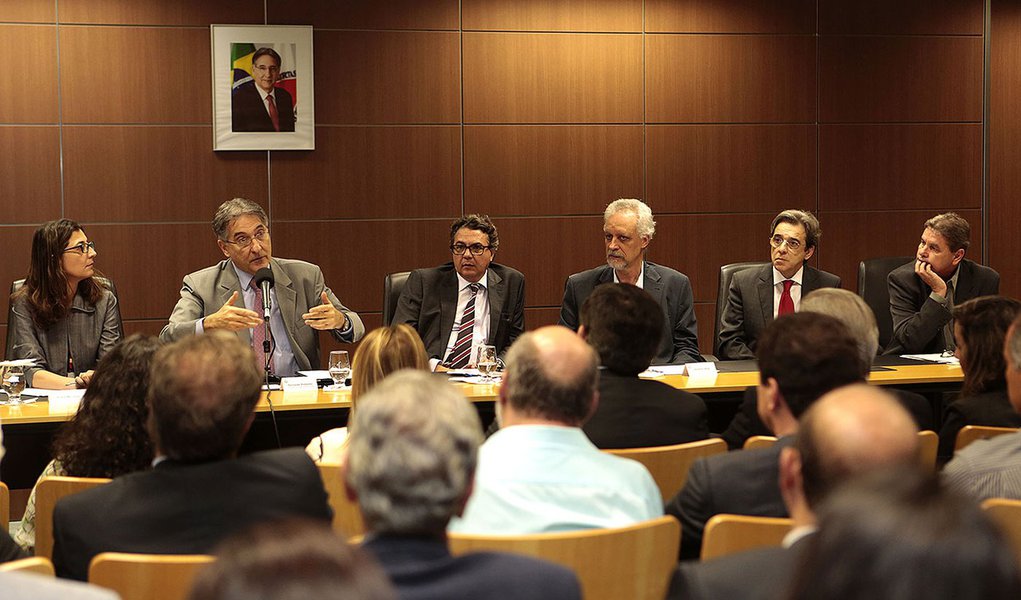 Belo Horizonte- MG- Brasil- 05/03/2015-Encontro com representantes de Bacias Hidrográficas.
Durante reunião do governador Fernando Pimentel com presidentes e representantes dos 36 Comitês de Bacias Hidrográficas de Minas Gerais, o fiscal de água da Org (Foto: Roberta Namour) Belo Horizonte- MG- Brasil- 05/03/2015-Encontro com representantes de Bacias Hidrográficas.
Durante reunião do governador Fernando Pimentel com presidentes e representantes dos 36 Comitês de Bacias Hidrográficas de Minas Gerais, o fiscal de água da Org