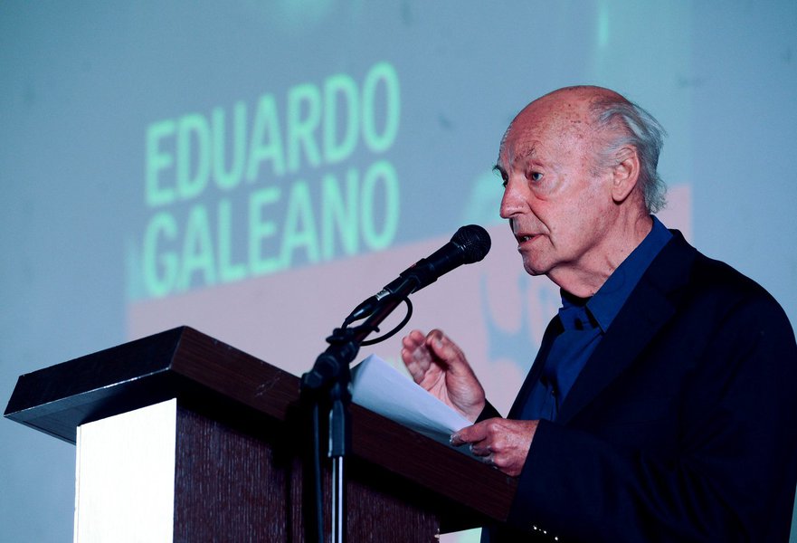 13/04/2014- Uruguai- O escritor uruguaio Eduardo Galeano morreu aos 74 anos em Montevidéu, nesta segunda-feira (13), segundo o site do jornal "El País". Galeano estava internado em um hospital na capital uruguaia desde sexta-feira (10) devido a complicaçõ (Foto: Gisele Federicce) 13/04/2014- Uruguai- O escritor uruguaio Eduardo Galeano morreu aos 74 anos em Montevidéu, nesta segunda-feira (13), segundo o site do jornal "El País". Galeano estava internado em um hospital na capital uruguaia desde sexta-feira (10) devido a complicaçõ