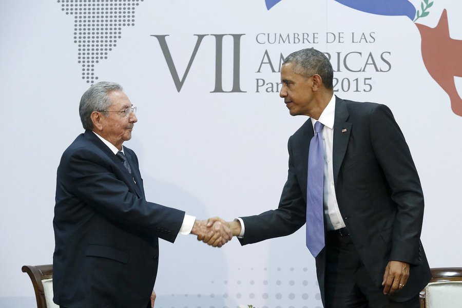 O presidente de Cuba, Raúl Castro (esquerda), e o presidente norte-americano, Barack Obama, se cumprimentam durante a Cúpula das Américas, na Cidade do Panamá, em abril. 11/04/2015 REUTERS/Jonathan Ernst (Foto: Gisele Federicce) O presidente de Cuba, Raúl Castro (esquerda), e o presidente norte-americano, Barack Obama, se cumprimentam durante a Cúpula das Américas, na Cidade do Panamá, em abril. 11/04/2015 REUTERS/Jonathan Ernst