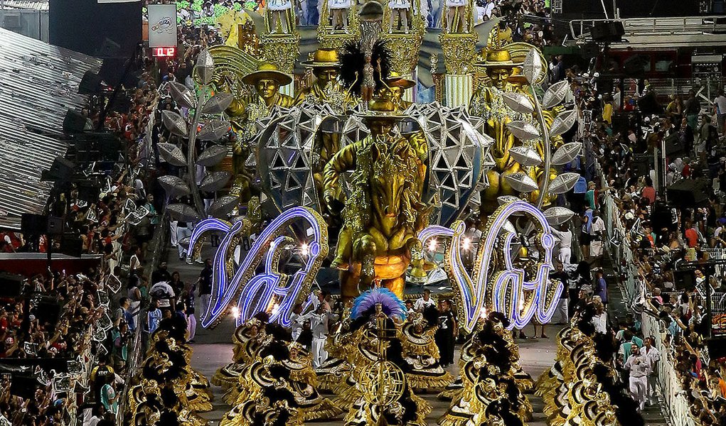 São Paulo 15/02/2015 - Carnaval 2015 - Segundo dia dos desfiles das escolas de samba do Grupo Especial de São Paulo, realizado no Sambódromo do Anhembi. Na foto desfile da Escola de Samba Vai-Vai. Foto: Robson Fernandjes/ LIGASP/Fotos Públicas (Foto: Charles Nisz) São Paulo 15/02/2015 - Carnaval 2015 - Segundo dia dos desfiles das escolas de samba do Grupo Especial de São Paulo, realizado no Sambódromo do Anhembi. Na foto desfile da Escola de Samba Vai-Vai. Foto: Robson Fernandjes/ LIGASP/Fotos Públicas