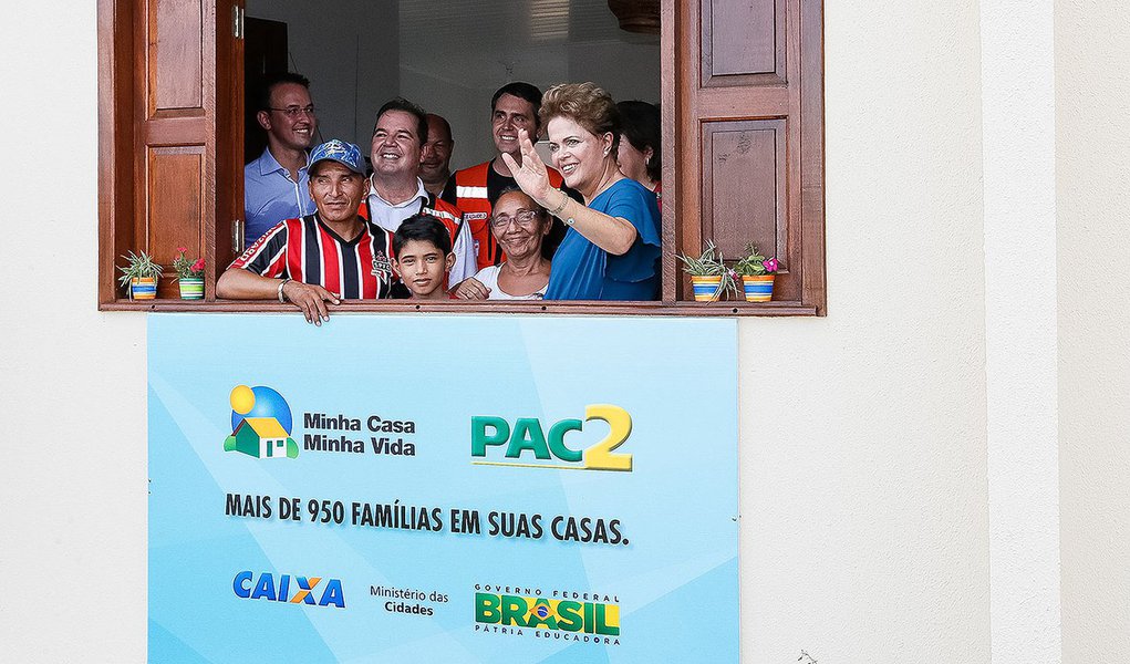Rio Branco - AC, 11/03/2015. Presidenta Dilma Rousseff durante Cerimônia de entrega de 967 unidades habitacionais, dos Residenciais Cidade do Povo, Rui Lino, Abunã e Cabreúva, do Programa Minha Casa Minha Vida. Foto: Roberto Stuckert Filho/PR. (Foto: Roberta Namour) Rio Branco - AC, 11/03/2015. Presidenta Dilma Rousseff durante Cerimônia de entrega de 967 unidades habitacionais, dos Residenciais Cidade do Povo, Rui Lino, Abunã e Cabreúva, do Programa Minha Casa Minha Vida. Foto: Roberto Stuckert Filho/PR.