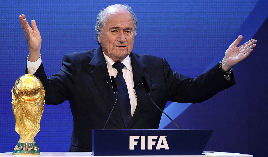 Even before FIFA President Joseph Blatter announced the 2018 and 2022 World Cup host countries in December, 2010, accusations of corruption were rampant. A panel meant to restore FIFA's image lost a member Monday, as Alexandra Wrage said it was accomplish (Foto: Luis Mauro Queiroz) Even before FIFA President Joseph Blatter announced the 2018 and 2022 World Cup host countries in December, 2010, accusations of corruption were rampant. A panel meant to restore FIFA's image lost a member Monday, as Alexandra Wrage said it was accomplish