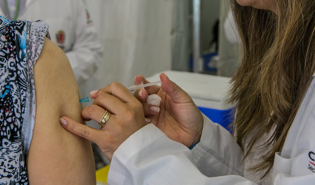 Curitiba atingiu a meta da Campanha Nacional de Vacinação contra Gripe, imunizando 80,5% da população integrante dos grupos vulneráveis até esta quarta-feira (27).
Foto: Maurilio Cheli/SMCS (Foto: Romulo Faro) Curitiba atingiu a meta da Campanha Nacional de Vacinação contra Gripe, imunizando 80,5% da população integrante dos grupos vulneráveis até esta quarta-feira (27).
Foto: Maurilio Cheli/SMCS