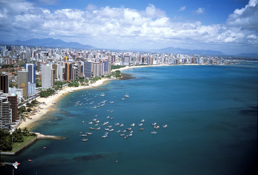 Fortaleza, a capital do Cear�, � uma metr�pole moderna que propicia aos seus milhares de visitantes divers�o garantida e uma infinidade de atra��es tur�sticas. Al�m do alto astral que lhe � peculiar e do ver�o o ano inteiro, Fortaleza oferece 30 quil�metr (Foto: Renata Paiva) Fortaleza, a capital do Cear�, � uma metr�pole moderna que propicia aos seus milhares de visitantes divers�o garantida e uma infinidade de atra��es tur�sticas. Al�m do alto astral que lhe � peculiar e do ver�o o ano inteiro, Fortaleza oferece 30 quil�metr