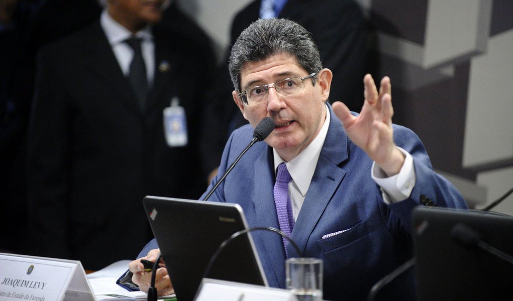 Sala de comissões do Senado durante a Comissão de Assuntos Econômicos (CAE).
CDH realiza audiência pública com o ministro da Fazenda, Joaquim Levy, sobre as diretrizes da Pasta para 2015.
Em pronunciamento, ministro da Fazenda, Joaquim Levy.
Foto (Foto: Roberta Namour) Sala de comissões do Senado durante a Comissão de Assuntos Econômicos (CAE).
CDH realiza audiência pública com o ministro da Fazenda, Joaquim Levy, sobre as diretrizes da Pasta para 2015.
Em pronunciamento, ministro da Fazenda, Joaquim Levy.
Foto