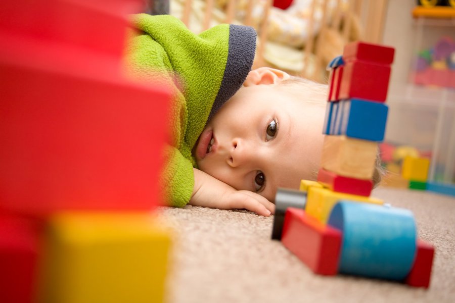 Sick boy is among the toys on the floor. (Foto: Rodrigo Rocha) Sick boy is among the toys on the floor.
