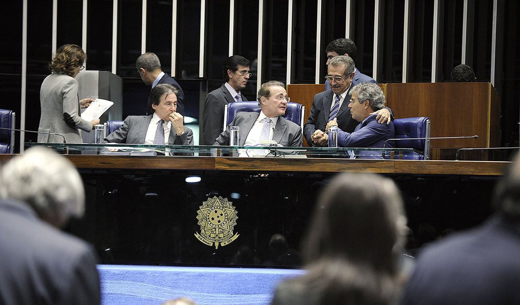 Plenário do Senado durante sesão não deliberativa.
Mesa:
senador Eunício Oliveira (PMDB-CE);
senador presidente do Senado Federal, senador Renan Calheiros ( PMDB-AL);
senador Jorge Viana (PT-AC).
Foto: Moreira Mariz/Agência Senado (Foto: Giuliana Miranda) Plenário do Senado durante sesão não deliberativa.
Mesa:
senador Eunício Oliveira (PMDB-CE);
senador presidente do Senado Federal, senador Renan Calheiros ( PMDB-AL);
senador Jorge Viana (PT-AC).
Foto: Moreira Mariz/Agência Senado