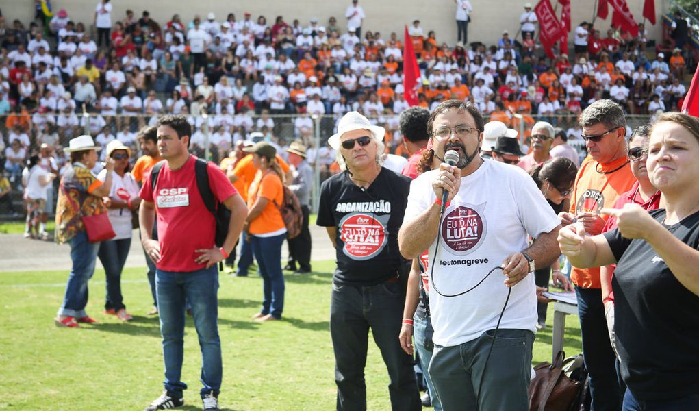 Curitiba- PR- Brasil- 04/03/2015- Os professores e funcionários da rede estadual de ensino do Paraná decidiram manter a greve da categoria, que completa 24 dias nesta quarta-feira (4). Os servidores se reúnem no Estádio da Vila Capanema, em Curitiba e ini (Foto: Leonardo Lucena) Curitiba- PR- Brasil- 04/03/2015- Os professores e funcionários da rede estadual de ensino do Paraná decidiram manter a greve da categoria, que completa 24 dias nesta quarta-feira (4). Os servidores se reúnem no Estádio da Vila Capanema, em Curitiba e ini