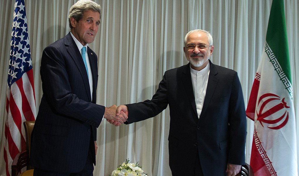 Secretary of State John Kerry meets with Iranian Foreign Minister Javad Zarif in Geneva on January 14 for a bilateral meeting to provide guidance to their negotiating teams before their next round of discussions, which begin on January 15.
U.S. Mission (Foto: Roberta Namour) Secretary of State John Kerry meets with Iranian Foreign Minister Javad Zarif in Geneva on January 14 for a bilateral meeting to provide guidance to their negotiating teams before their next round of discussions, which begin on January 15.
U.S. Mission