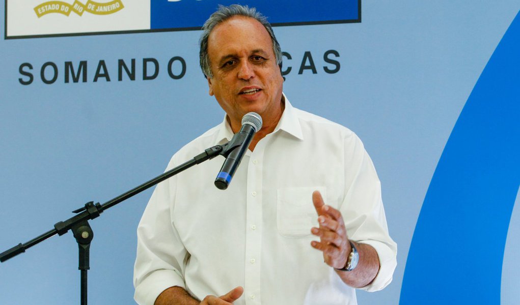 Rio de Janeiro; 19-11-2014; Governador luiz Fernando Pezão na Cerimônia de Entrega de Outorga a Pesquisadores contemplados no edital da FAPERJ: Pensa Rio – Apoio ao Estudo de Temas Relevantes e Estratégicos para o Estado do Rio de Janeiro. fotógrafo:Bruno (Foto: Leonardo Lucena) Rio de Janeiro; 19-11-2014; Governador luiz Fernando Pezão na Cerimônia de Entrega de Outorga a Pesquisadores contemplados no edital da FAPERJ: Pensa Rio – Apoio ao Estudo de Temas Relevantes e Estratégicos para o Estado do Rio de Janeiro. fotógrafo:Bruno