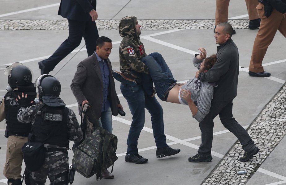 Curitiba- PR- Brasil-29/04/2015- Portesto de professores em greve, por conta da reforma previdenciária para os servidores públicos da educação do estado. Houve confronto entre policiais e manifestantes. Foto: Orlando Kissner/ Fotos Públicas (Foto: Gustavo Conde) Curitiba- PR- Brasil-29/04/2015- Portesto de professores em greve, por conta da reforma previdenciária para os servidores públicos da educação do estado. Houve confronto entre policiais e manifestantes. Foto: Orlando Kissner/ Fotos Públicas