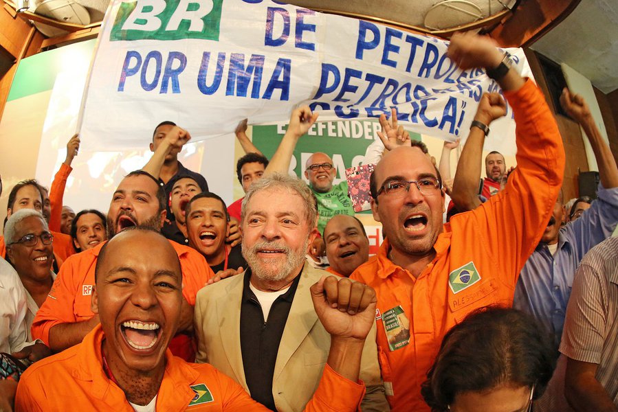 24/02/2015- Rio de Janeiro- RJ, Brasil- O ex-presidente Luiz Inácio Lula da Silva, acadêmicos, artistas e lideranças políticas, participam de ato em defesa da Petrobras, convocado pela CUT e pela Federação Única dos Petroleiros. Foto: Ricardo Stuckert/ In (Foto: Eduardo Guimarães) 24/02/2015- Rio de Janeiro- RJ, Brasil- O ex-presidente Luiz Inácio Lula da Silva, acadêmicos, artistas e lideranças políticas, participam de ato em defesa da Petrobras, convocado pela CUT e pela Federação Única dos Petroleiros. Foto: Ricardo Stuckert/ In