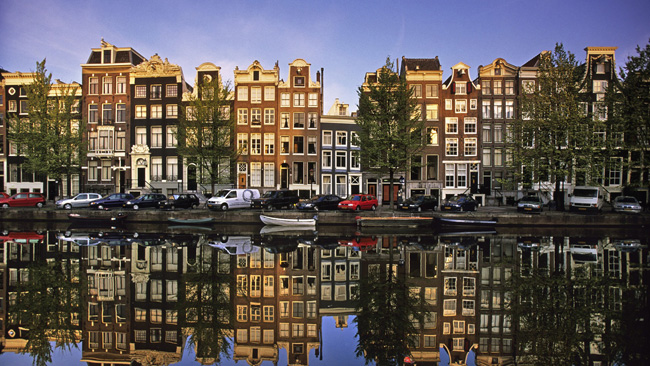 Amsterdam, casario à beira de um canal www.brasil247.com - Amsterdam, casario à beira de um canal