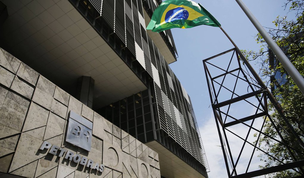 Uma torre com a bandeira brasileira representando uma plataforma de petróleo é instalada em frente à sede da Petrobras durante um protesto, no Rio de Janeiro, nesta semana. 04/03/2015 REUTERS/Sergio Moraes (Foto: Leonardo Lucena) Uma torre com a bandeira brasileira representando uma plataforma de petróleo é instalada em frente à sede da Petrobras durante um protesto, no Rio de Janeiro, nesta semana. 04/03/2015 REUTERS/Sergio Moraes
