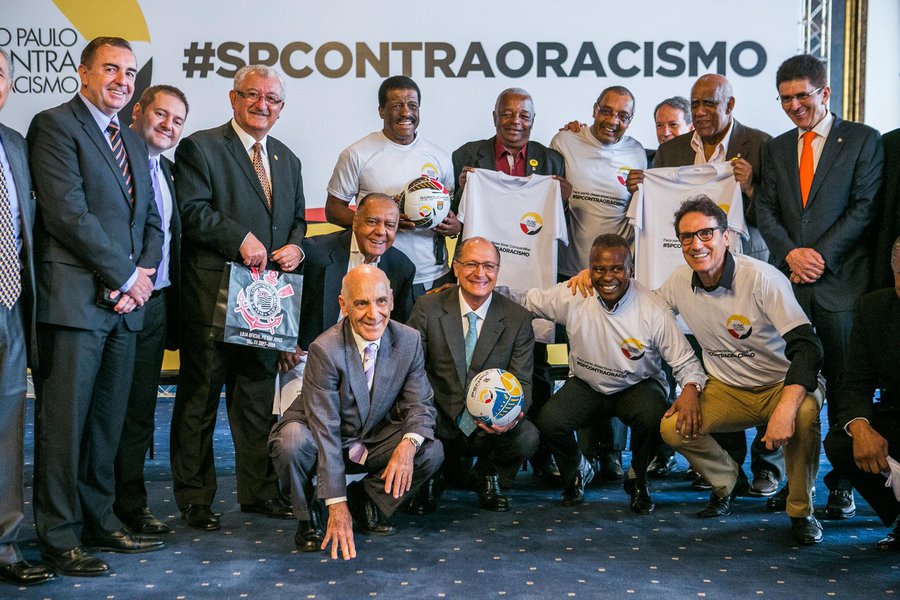 O governador Geraldo Alckmin durante evento com jogadores e dirigentes dos times de futebol semifinalistas do Campeonato Paulista. Jogadores do Corinthians, Santos, São Paulo e Palmeiras participaram do lançamento da campanha "SP Contra o Racismo", uma pa (Foto: Gisele Federicce) O governador Geraldo Alckmin durante evento com jogadores e dirigentes dos times de futebol semifinalistas do Campeonato Paulista. Jogadores do Corinthians, Santos, São Paulo e Palmeiras participaram do lançamento da campanha "SP Contra o Racismo", uma pa