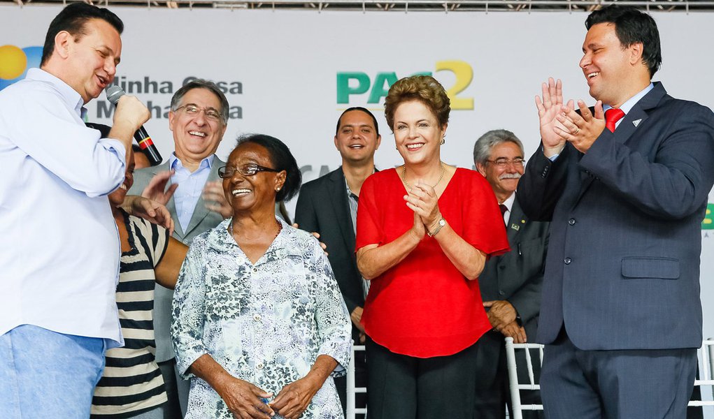 Presidenta Dilma Rousseff, durante cerimônia de entrega de 1.472 unidades habitacionais dos Residenciais Bela Suíça II e III, do Programa Minha Casa Minha Vida. (Araguari - MG, 06/03/2015) (Foto: Paulo Emílio) Presidenta Dilma Rousseff, durante cerimônia de entrega de 1.472 unidades habitacionais dos Residenciais Bela Suíça II e III, do Programa Minha Casa Minha Vida. (Araguari - MG, 06/03/2015)