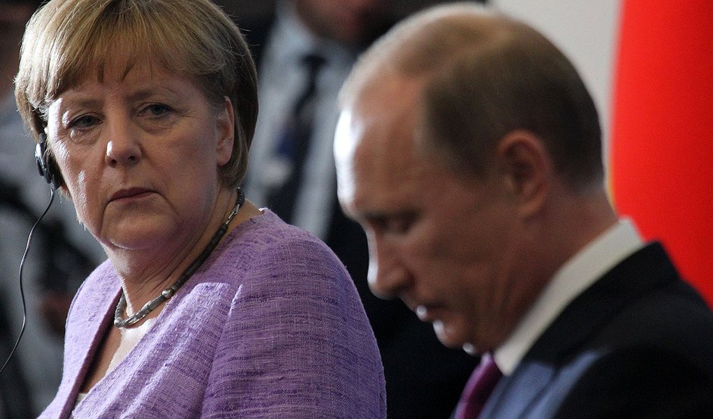SAINT PETERSBURG, RUSSIA - JUNE 21: Russian President Vladimir Putin (R) and German Chancellor Angela Merkel (L) attend a joint press conference during the Saint Petersburg International Economy Forum on June 21, 2013 in Saint Petersburg, Russia. Putin g (Foto: Paulo Emílio) SAINT PETERSBURG, RUSSIA - JUNE 21: Russian President Vladimir Putin (R) and German Chancellor Angela Merkel (L) attend a joint press conference during the Saint Petersburg International Economy Forum on June 21, 2013 in Saint Petersburg, Russia. Putin g