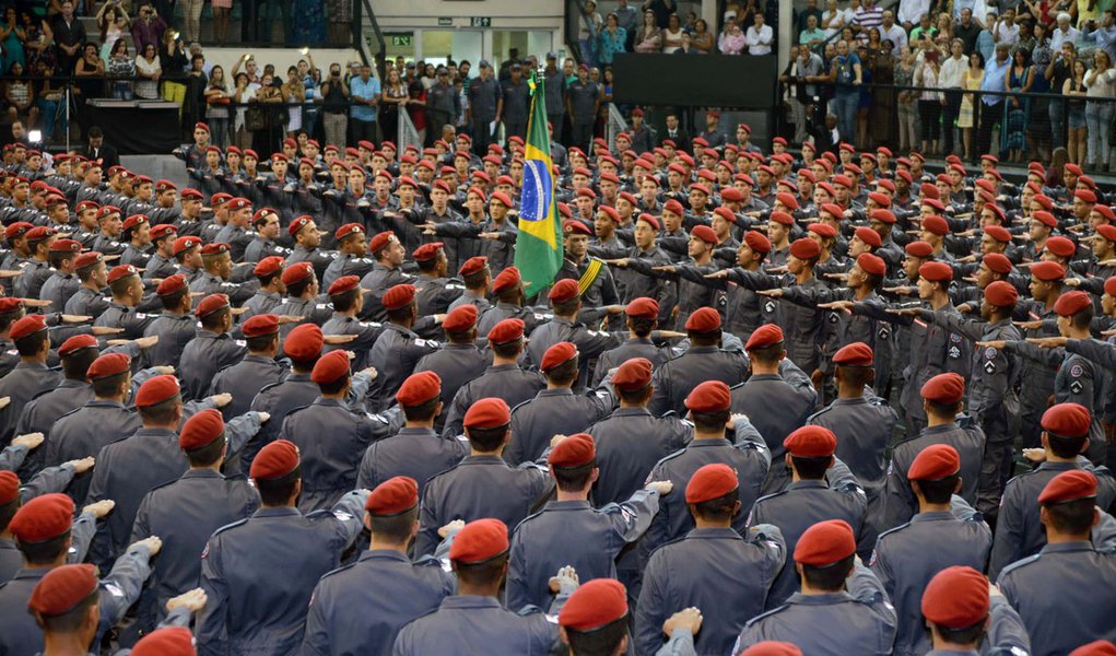 O governador Alberto Pinto Coelho participou, nesta quinta-feira (30/10), no Chevrolet Hall, em Belo Horizonte, da cerimônia de formatura de 1.010 soldados do Corpo de Bombeiros Militar de Minas Gerais. O governador foi o paraninfo dos formandos. O ingres (Foto: Luis Mauro Queiroz) O governador Alberto Pinto Coelho participou, nesta quinta-feira (30/10), no Chevrolet Hall, em Belo Horizonte, da cerimônia de formatura de 1.010 soldados do Corpo de Bombeiros Militar de Minas Gerais. O governador foi o paraninfo dos formandos. O ingres