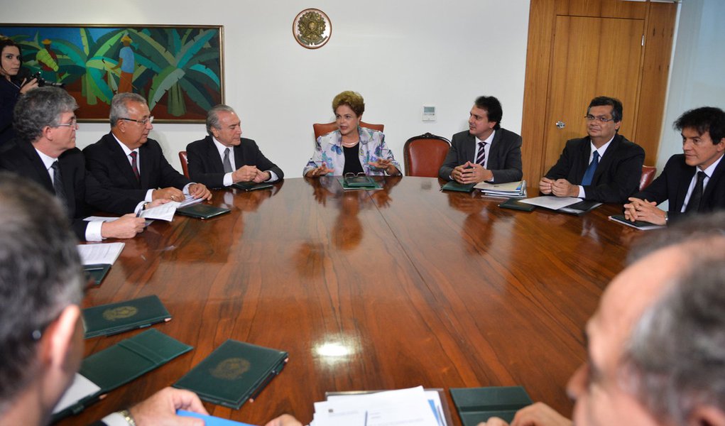 A presidente Dilma reúne-se com os governadores da região Nordeste (Valter Campanato/Agência Brasil) (Foto: Paulo Emílio) A presidente Dilma reúne-se com os governadores da região Nordeste (Valter Campanato/Agência Brasil)