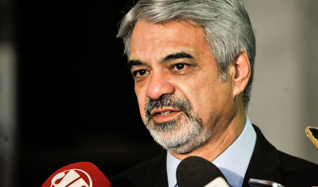 O líder do PT no Senado, Humberto Costa (PE), fala com a imprensa sobre os ultimos acontecimentos na operação Lava Jato (Fabio Rodrigues Pozzebom/Agência Brasil) (Foto: Leonardo Attuch) O líder do PT no Senado, Humberto Costa (PE), fala com a imprensa sobre os ultimos acontecimentos na operação Lava Jato (Fabio Rodrigues Pozzebom/Agência Brasil)