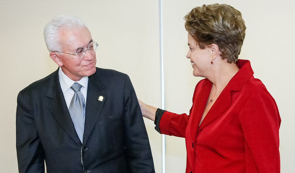 Brasília - DF, 05/02/2015. Presidenta Dilma Rousseff durante cerimônia de posse do novo Ministro-Chefe da Secretaria de Assuntos Estratégicos, Mangabeira Unger. Foto: Roberto Stuckert Filho/PR. (Foto: Leonardo Attuch) Brasília - DF, 05/02/2015. Presidenta Dilma Rousseff durante cerimônia de posse do novo Ministro-Chefe da Secretaria de Assuntos Estratégicos, Mangabeira Unger. Foto: Roberto Stuckert Filho/PR.