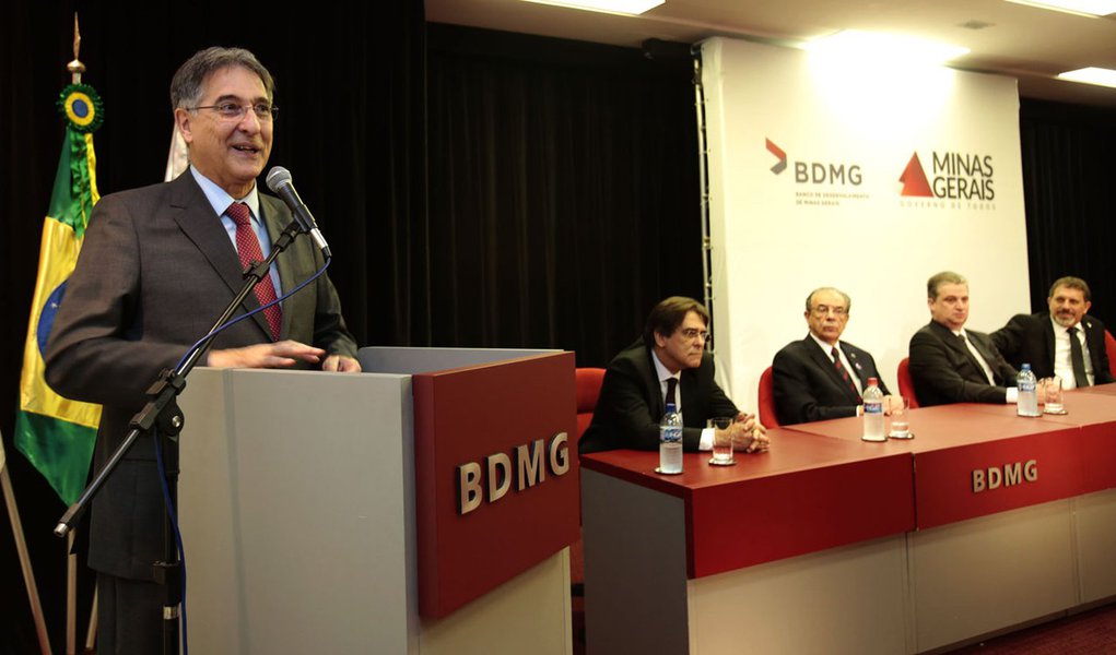 Cerimônia de Posse do novo Diretor do BDMG, Marco Aurélio Crocco Afonso.
04/03/2015 Auditório Paulo Camillo Pena- BDMG
Foto: Manoel Marques/ Imprensa-MG (Foto: Leonardo Lucena) Cerimônia de Posse do novo Diretor do BDMG, Marco Aurélio Crocco Afonso.
04/03/2015 Auditório Paulo Camillo Pena- BDMG
Foto: Manoel Marques/ Imprensa-MG