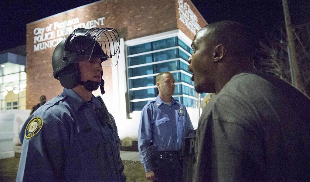 Manifestante confrontando policial em Ferguson. 11/03/2015 REUTERS/Kate Munsch (Foto: Paulo Emílio) Manifestante confrontando policial em Ferguson. 11/03/2015 REUTERS/Kate Munsch