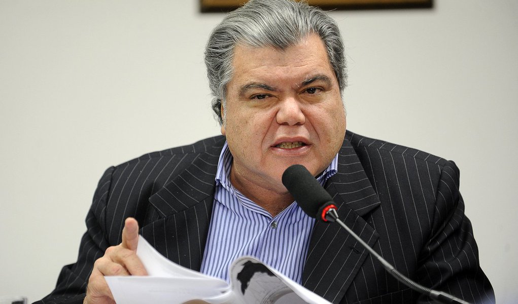 Bras�lia - O presidente da Frente Parlamentar Ambientalista, deputado Sarney Filho (PV-MA), e o deputado federal Ant�nio Roberto (PV-MG), durante entrevista sobre o veto parcial da presidenta Dilma Rousseff ao novo C�digo Florestal (Foto: Leonardo Lucena) Bras�lia - O presidente da Frente Parlamentar Ambientalista, deputado Sarney Filho (PV-MA), e o deputado federal Ant�nio Roberto (PV-MG), durante entrevista sobre o veto parcial da presidenta Dilma Rousseff ao novo C�digo Florestal