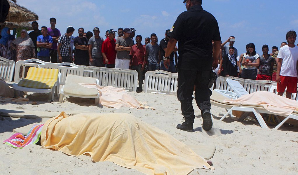 Corpo de turista morto por homem armado perto de hotel em Sousse, na TunÃsia. 26/06/2015 REUTERS/Amine Ben Aziza (Foto: Aquiles Lins) Corpo de turista morto por homem armado perto de hotel em Sousse, na TunÃsia. 26/06/2015 REUTERS/Amine Ben Aziza