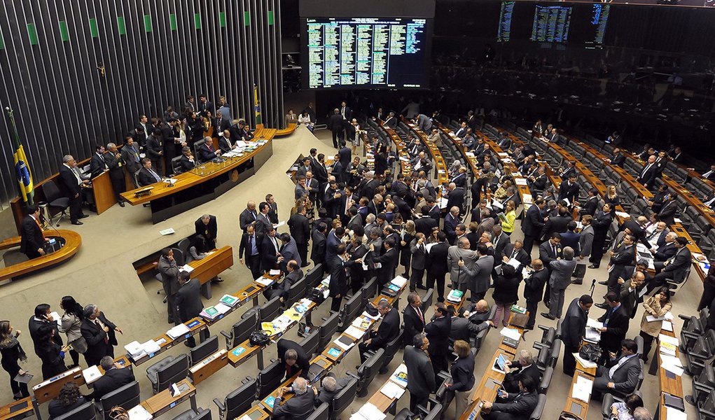 30/06/2015 -Brasília - DF - Brasil - Sessão no plenário da Câmara que discutirá a proposta de redução da Maioridade penal (PEC 171/93). Foto: Gustavo Lima/ Câmara dos Deputados (Foto: Roberta Namour) 30/06/2015 -Brasília - DF - Brasil - Sessão no plenário da Câmara que discutirá a proposta de redução da Maioridade penal (PEC 171/93). Foto: Gustavo Lima/ Câmara dos Deputados
