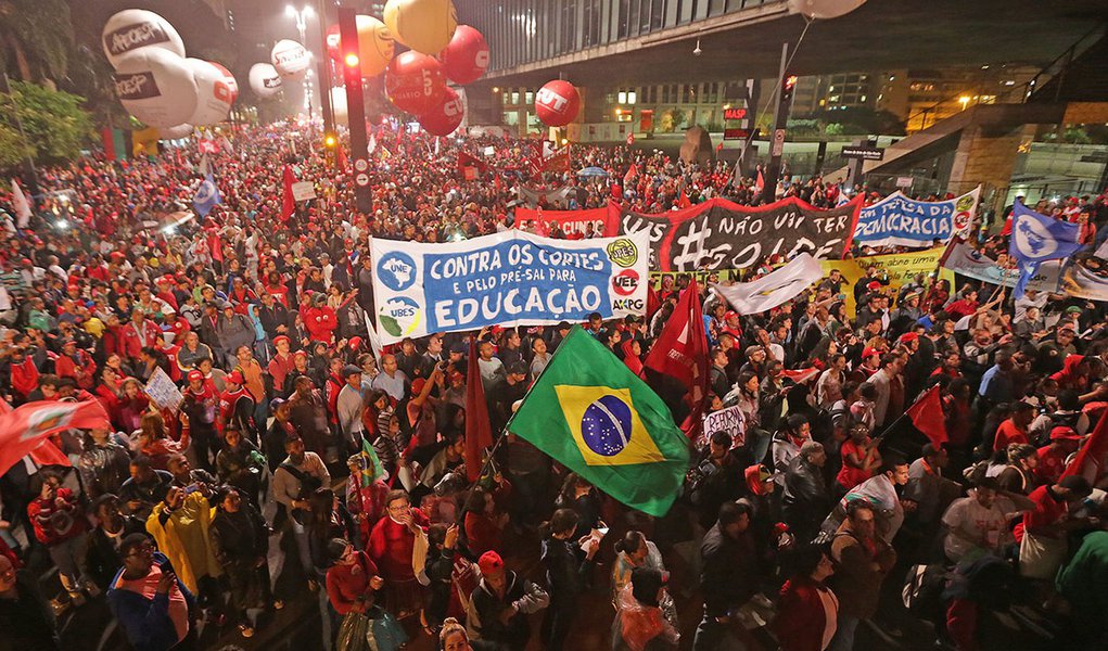 20/08/2015- São Paulo- SP, Brasil- Manifestação contra o impeachment de Dilma, na avenida Paulisa, em São Paulo. Foto Paulo Pinto/Agencia PT (Foto: Alberto Cantalice) 20/08/2015- São Paulo- SP, Brasil- Manifestação contra o impeachment de Dilma, na avenida Paulisa, em São Paulo. Foto Paulo Pinto/Agencia PT
