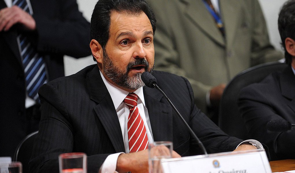 O governador do Distrito Federal, Agnelo Queiroz, presta depoimento à Comissão Parlamentar Mista de Inquérito (CPMI) do Cachoeira (Foto: Leonardo Lucena) O governador do Distrito Federal, Agnelo Queiroz, presta depoimento à Comissão Parlamentar Mista de Inquérito (CPMI) do Cachoeira