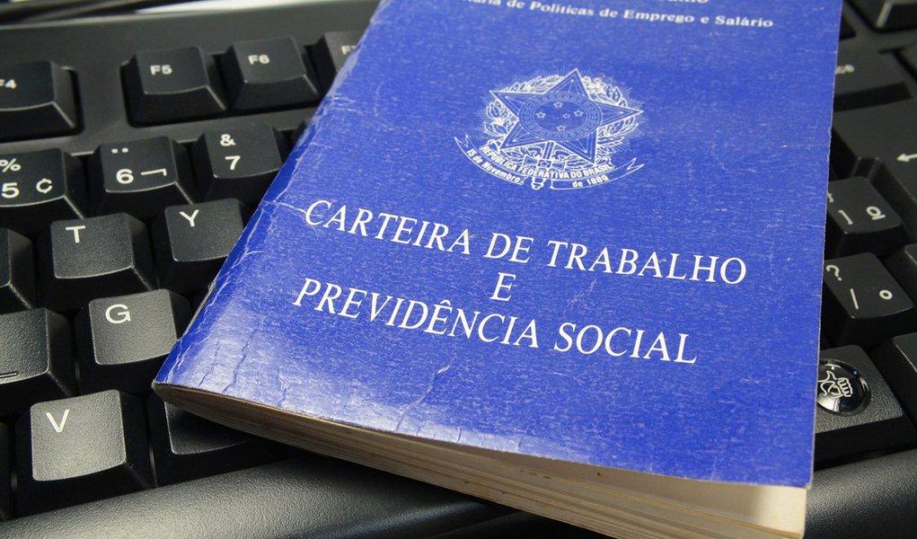 Carteira de Trabalho e Previdência Social. Foto: Marcos Santos/USP Imagens (Foto: Leonardo Lucena) Carteira de Trabalho e Previdência Social. Foto: Marcos Santos/USP Imagens