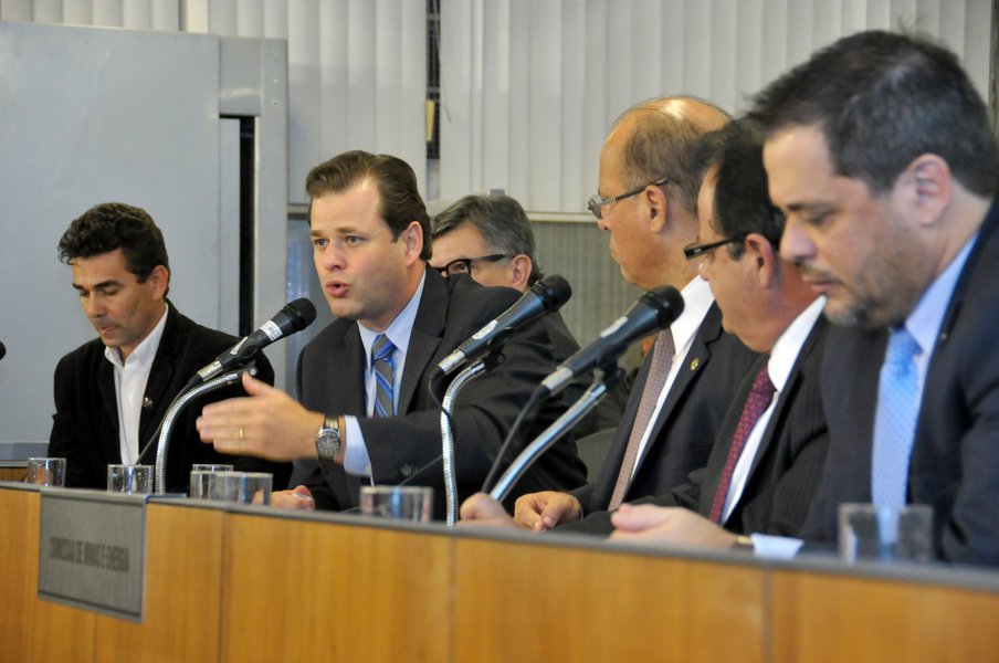 Padre Jo�o (deputado federal PT/MG), Leonardo Quint�o (PMDB/MG), Gil Pereira (deputado estadual PP/MG), Celso Conta Neto (prefeito de Mariana e Presidente da Associa��o dos Munic�pios Mineradores de Minas Gerais - AMIB), Glaycon Franco (deputado estadual (Foto: Luis Mauro Queiroz) Padre Jo�o (deputado federal PT/MG), Leonardo Quint�o (PMDB/MG), Gil Pereira (deputado estadual PP/MG), Celso Conta Neto (prefeito de Mariana e Presidente da Associa��o dos Munic�pios Mineradores de Minas Gerais - AMIB), Glaycon Franco (deputado estadual