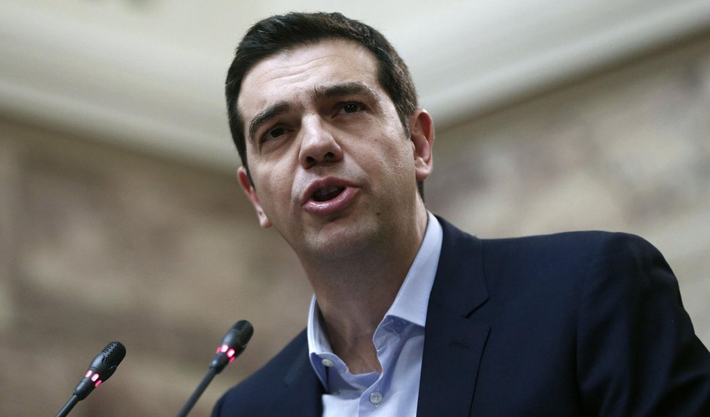 O primeiro-ministro grego, Alexis Tsipras, fala para parlamentares de seu partido, no Parlamento. 17/02/2015 REUTERS/Alkis Konstantinidis (Foto: Aquiles Lins) O primeiro-ministro grego, Alexis Tsipras, fala para parlamentares de seu partido, no Parlamento. 17/02/2015 REUTERS/Alkis Konstantinidis