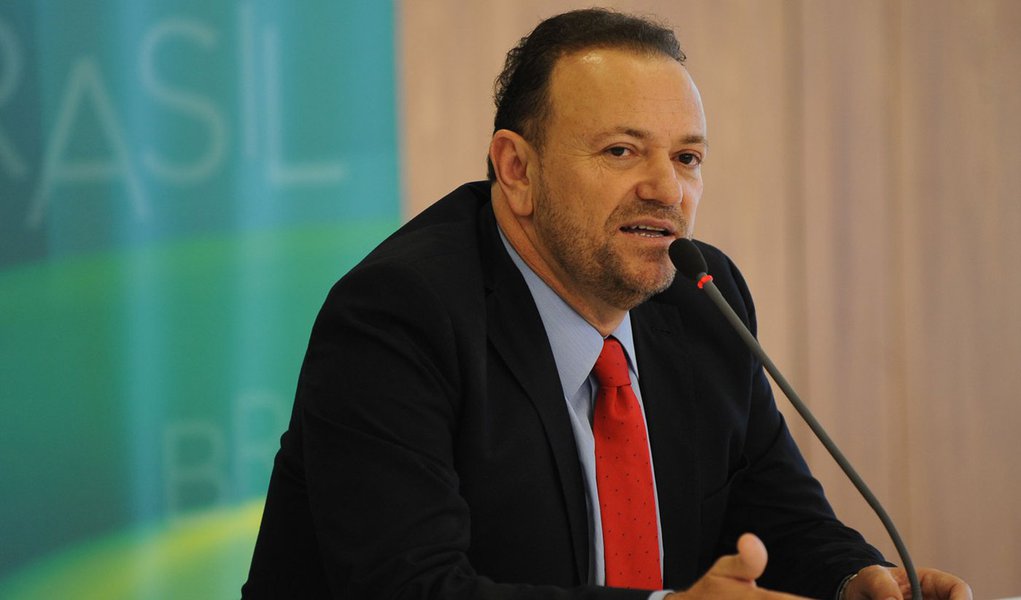 O novo ministro-chefe da Secretaria de Comunicação Social da Presidência da República, Edinho Silva, durante coletiva após cerimônia de posse, no Palácio do Planalto (José Cruz/Agência Brasil) (Foto: Leonardo Attuch) O novo ministro-chefe da Secretaria de Comunicação Social da Presidência da República, Edinho Silva, durante coletiva após cerimônia de posse, no Palácio do Planalto (José Cruz/Agência Brasil)