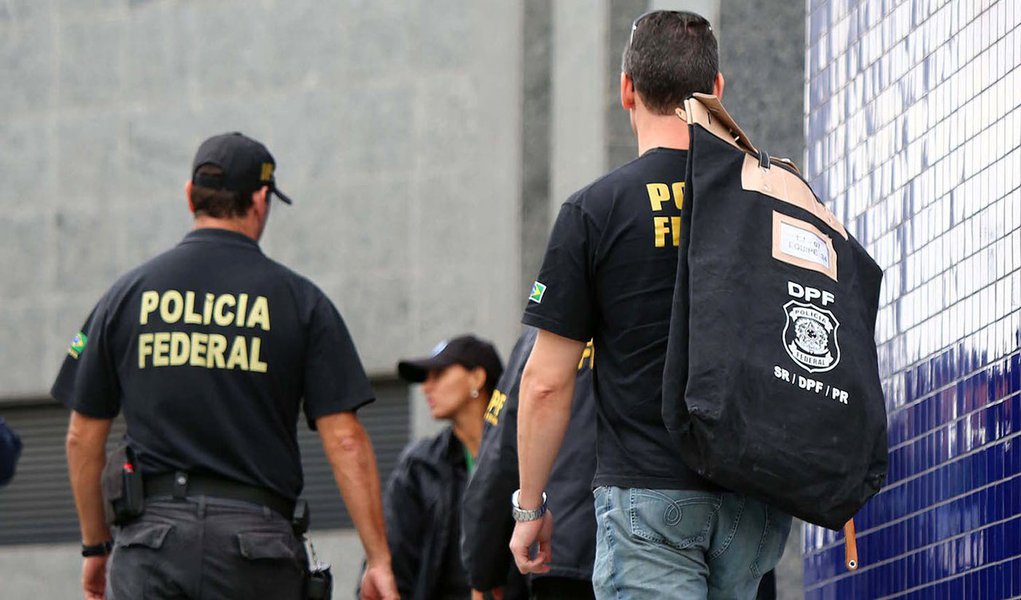 SP - OPERA«√O LAVA JATO - GERAL - MovimentaÁ„o na SuperintendÍncia da PolÌcia Federal no bairro da Lapa, Zona Oeste de S„o Paulo, SP, nesta sexta-feira (14). A PolÌcia Federal (PF) deflagra a sÈtima fase da OperaÁ„o Lava Jato, cumprindo mandados de pris„o (Foto: Aquiles Lins) SP - OPERA«√O LAVA JATO - GERAL - MovimentaÁ„o na SuperintendÍncia da PolÌcia Federal no bairro da Lapa, Zona Oeste de S„o Paulo, SP, nesta sexta-feira (14). A PolÌcia Federal (PF) deflagra a sÈtima fase da OperaÁ„o Lava Jato, cumprindo mandados de pris„o