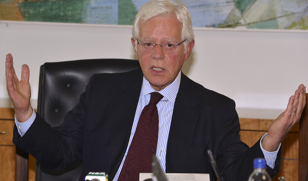 Brasília - O ministro da Secretaria de Aviação Civil, Moreira Franco, durante coletiva após reunião sobre os estudos de concessão dos aeroportos do Galeão e Confins (Foto: Giuliana Miranda) Brasília - O ministro da Secretaria de Aviação Civil, Moreira Franco, durante coletiva após reunião sobre os estudos de concessão dos aeroportos do Galeão e Confins