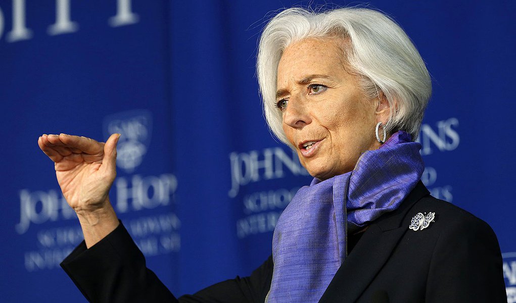 International Monetary Fund Managing Director Christine Lagarde gestures as she speaks about the global economy at the Johns Hopkins School of Advanced International Studies in Washington April 2, 2014. The European Central Bank should ease monetary polic (Foto: Leonardo Attuch) International Monetary Fund Managing Director Christine Lagarde gestures as she speaks about the global economy at the Johns Hopkins School of Advanced International Studies in Washington April 2, 2014. The European Central Bank should ease monetary polic