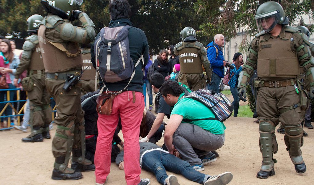 Estudantes socorrem colega baleado em manifestação em ValparaÃso, no Chile. O estudante morreu a caminho do hospital. 14/05/2015 REUTERS/Pablo Vanni
(Foto: Roberta Namour) Estudantes socorrem colega baleado em manifestação em ValparaÃso, no Chile. O estudante morreu a caminho do hospital. 14/05/2015 REUTERS/Pablo Vanni