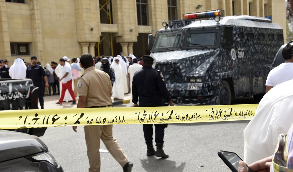 PolÃcia cerca área após explosão a uma mesquita na região de Al Sawaber, no Kuweit. 26/06/2015 REUTERS/Jassim Mohammed (Foto: Paulo Emílio) PolÃcia cerca área após explosão a uma mesquita na região de Al Sawaber, no Kuweit. 26/06/2015 REUTERS/Jassim Mohammed