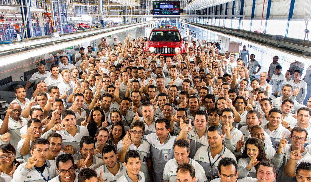 Linha de montagem do Jeep Renegade no récem Inaugurando Polo Automotivo Jeep, em Goiana, Pernambuco, a mais moderna das fábricas do grupo FCA – Fiat Chrysler Automobiles, o Renegade também expande a linha de veículos da marca, entrando no segmento dos SUV (Foto: Leonardo Attuch) Linha de montagem do Jeep Renegade no récem Inaugurando Polo Automotivo Jeep, em Goiana, Pernambuco, a mais moderna das fábricas do grupo FCA – Fiat Chrysler Automobiles, o Renegade também expande a linha de veículos da marca, entrando no segmento dos SUV