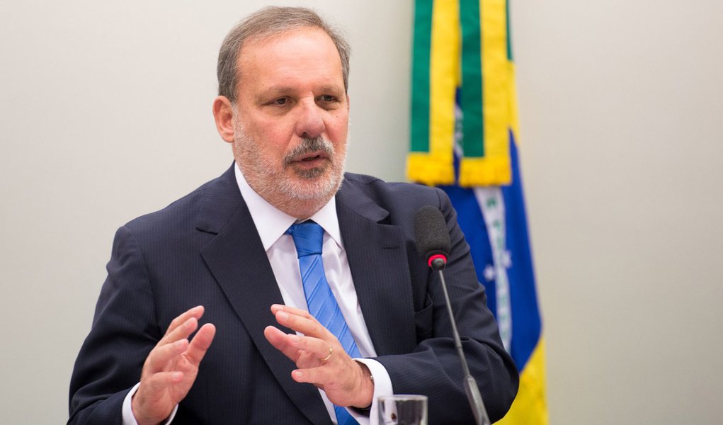 O ministro Armando Monteiro Neto participa de audiência pública conjunta das comissões de Desenvolvimento Econômico, Indústria e Comércio; e de Relações Exteriores e Defesa Nacional (Marcelo Camargo/Agência Brasil) (Foto: Leonardo Attuch) O ministro Armando Monteiro Neto participa de audiência pública conjunta das comissões de Desenvolvimento Econômico, Indústria e Comércio; e de Relações Exteriores e Defesa Nacional (Marcelo Camargo/Agência Brasil)