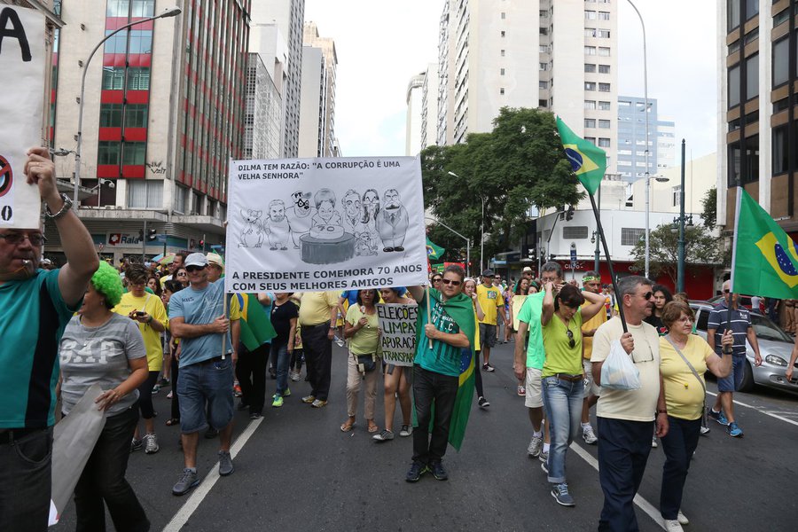 manifestacao em curitiba, foto orlando kissner. (Foto: Gisele Federicce) manifestacao em curitiba, foto orlando kissner.