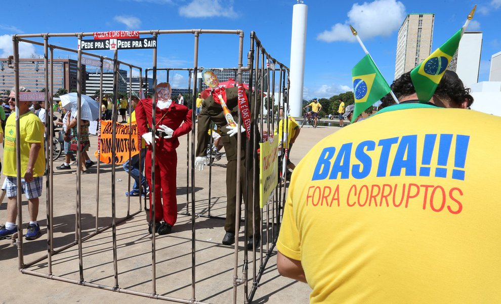 Brasília- 12-04-2015 DF Foto Lula Marques/ fotos publicas. Manisfestação contra governo, Dilma, Corrupção e politicos na esplanada dos ministerios. (Foto: Gisele Federicce) Brasília- 12-04-2015 DF Foto Lula Marques/ fotos publicas. Manisfestação contra governo, Dilma, Corrupção e politicos na esplanada dos ministerios.