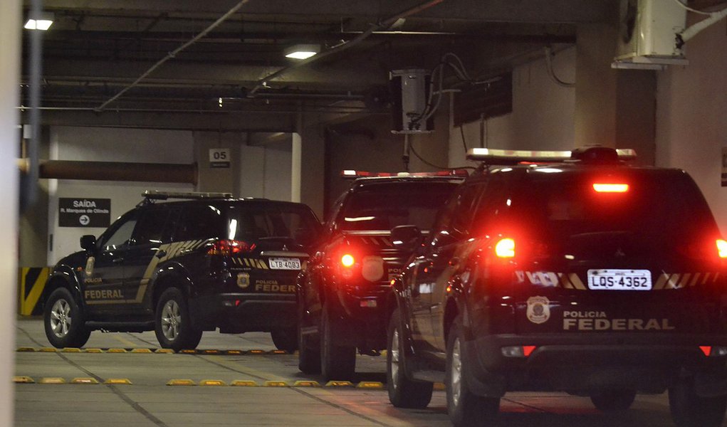 Policiais federais cumprem mandados de busca e apreensão na sede da empreiteira Norberto Odebrecht, no Rio de Janeiro, como parte da 14ª fase da Operação Lava Jato (Tânia Rêgo/Agência Brasil) (Foto: Ribamar Fonseca) Policiais federais cumprem mandados de busca e apreensão na sede da empreiteira Norberto Odebrecht, no Rio de Janeiro, como parte da 14ª fase da Operação Lava Jato (Tânia Rêgo/Agência Brasil)