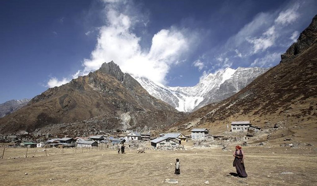 Foto de arquivo do monte Langtang Lirung, no Nepal. 24/02/2009 REUTERS/Gopal Chitrakar (Foto: Charles Nisz) Foto de arquivo do monte Langtang Lirung, no Nepal. 24/02/2009 REUTERS/Gopal Chitrakar